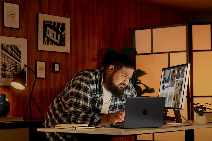 Les utilisateurs de Mac sont la cible d'une nouvelle arnaque de phishing redoutable. Voici comment rester en sécurité 3 Une personne utilisant un MacBook avec un Apple Studio Display.