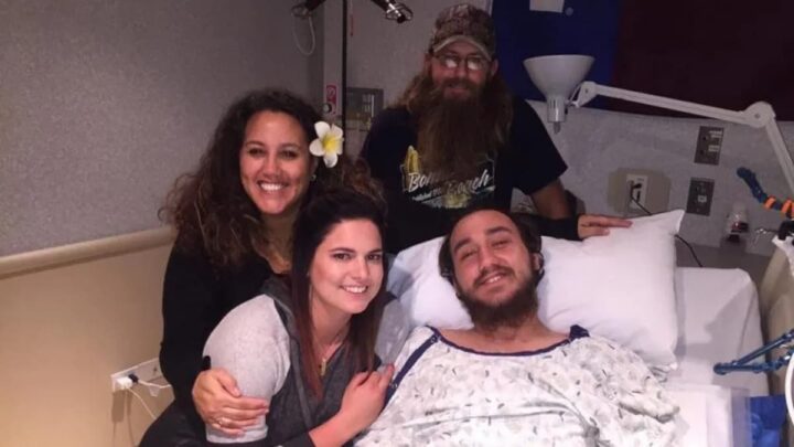 Homme paralysé révèle comment le chip cérébral de Neuralink qui a transformé sa vie 5 Noland Arbaugh avec sa mère (à gauche), son père et une cousine, à l'hôpital, après l'opération.
