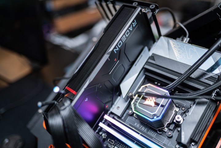 La 7900 XTX bat encore la 9070 XT... juste à la limite 3 Logo Radeon sur le RX 7900 XTX.