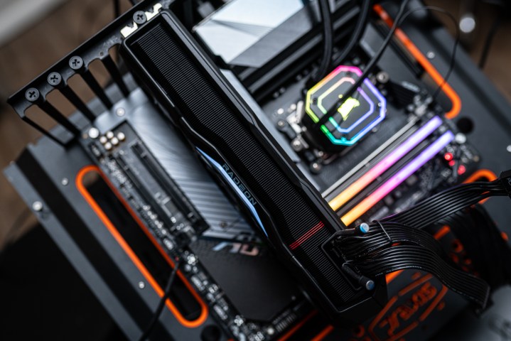 La 7900 XTX bat encore la 9070 XT... juste à la limite 4 RX 7900 XTX insérée dans un banc d'essai.