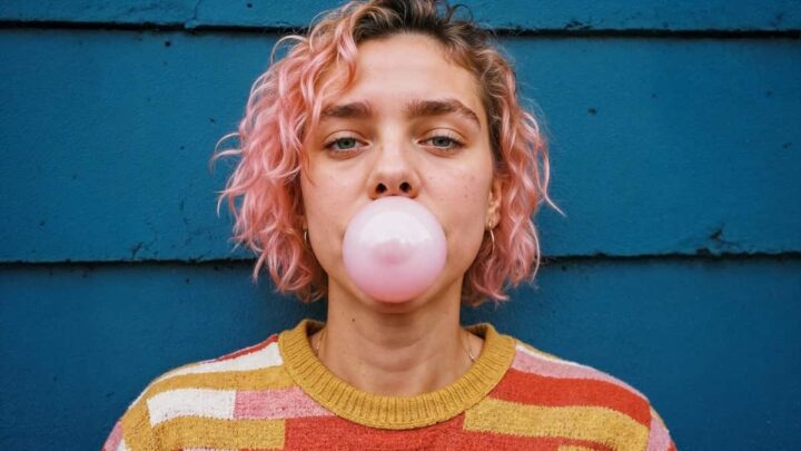 Personne mâchant des chewing-gums