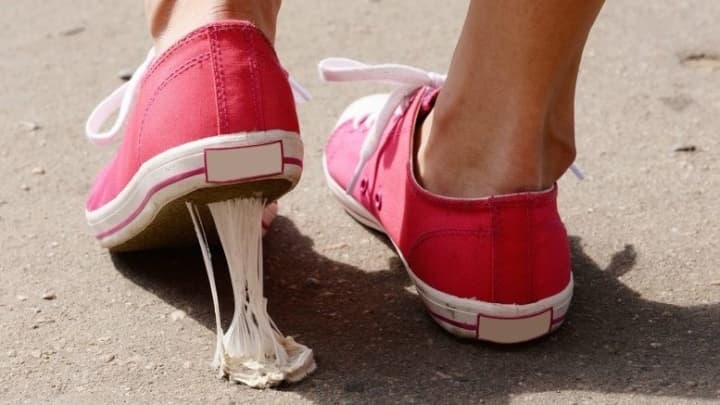Personne marchant sur un chewing-gum