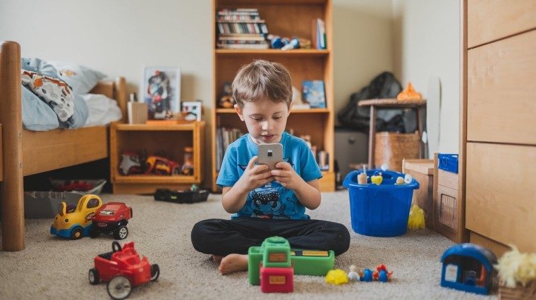 Enfant avec iPhone