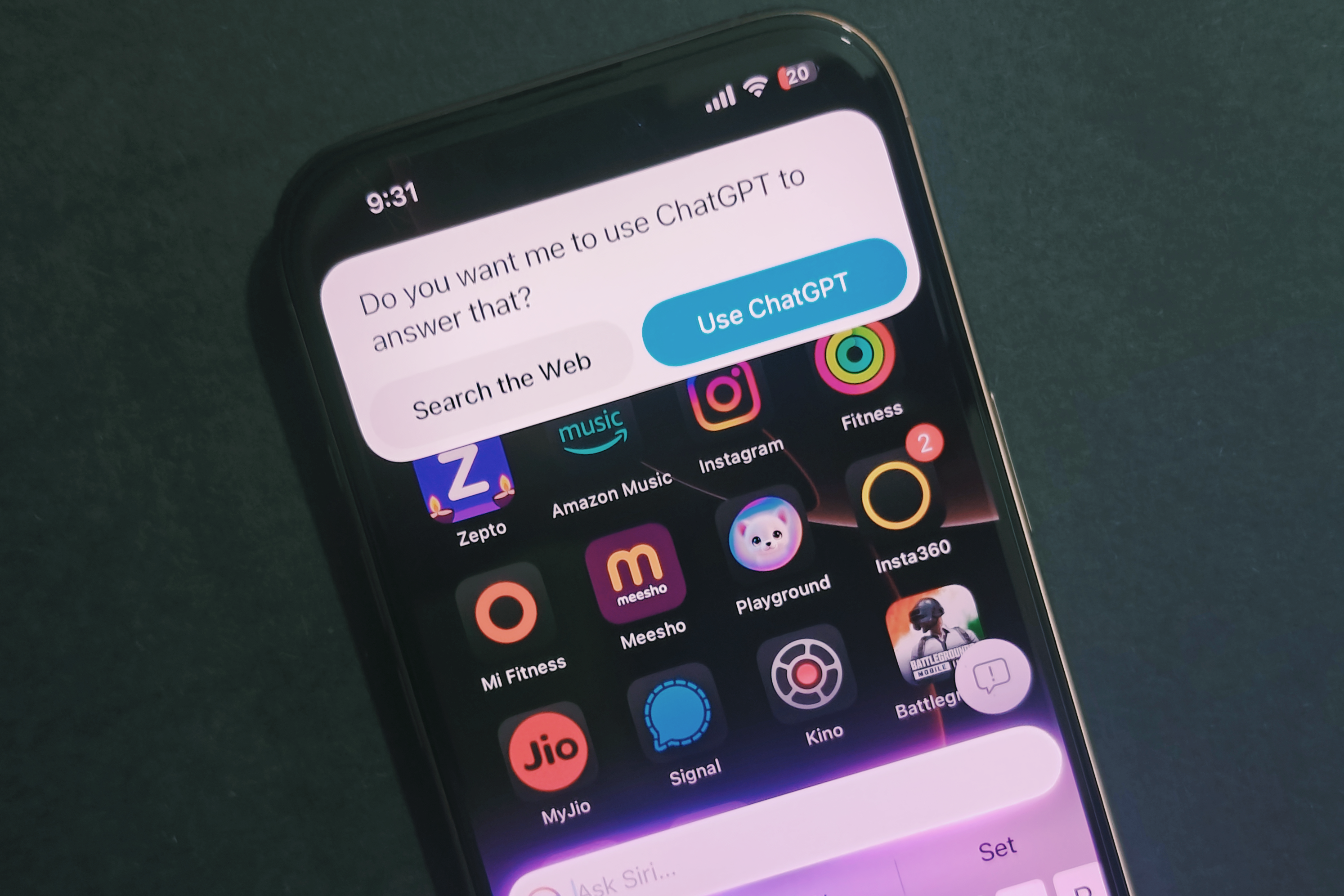 Les humains tombent amoureux de ChatGPT : les experts avertissent que c'est un mauvais présage 8 ChatGPT and Siri integration on iPhone.