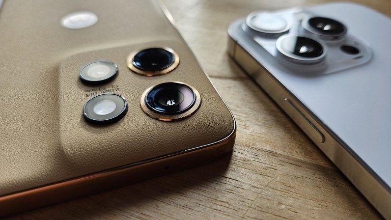 Mille euros en plus – pour quoi faire ? Comparatif de deux smartphones 4 Apple iPhone 16 Pro vs Motorola Edge 50 Neo Kameras