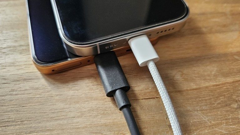 Mille euros en plus – pour quoi faire ? Comparatif de deux smartphones 14 Apple iPhone 16 Pro vs Motorola Edge 50 Neo Ladestecker