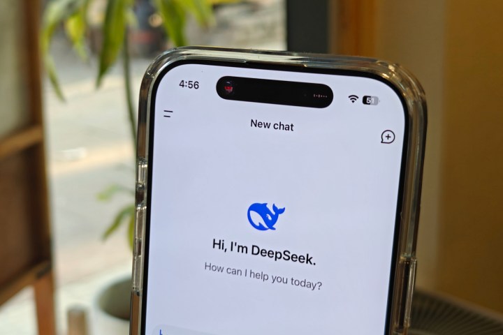 3 applications IA open source pour remplacer votre abonnement ChatGPT 2 Chatbot IA DeepSeek fonctionnant sur un iPhone.