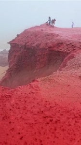Cascades étonnantes rouge sang filmées en Iran : la vidéo shockante de l'île de Hormuz 1 Video thumbnail