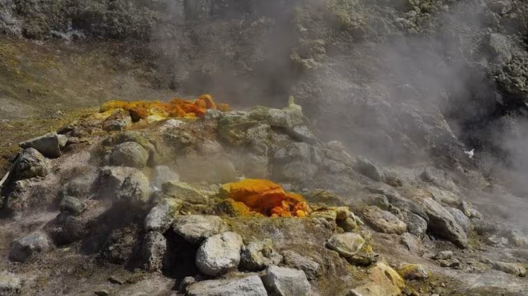 Danger imminent aux Champs Phlégrées : enjeux, causes et risques actuels pour la population 1 Fumerolles aux Camps Phlégréens. Crédit : MonikaP