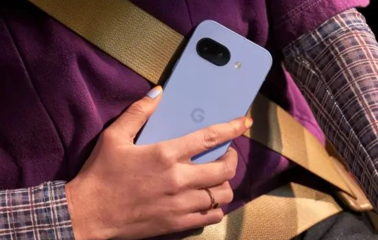 Pixel 9a : le smartphone le plus abordable de Google dévoile ses specs et design avant séduisant 2 Déballage du Google Pixel 9a avant son lancement officiel le 19 mars