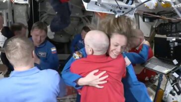 Des astronautes bloqués dans l'espace depuis des mois accueillent le nouvel équipage : le retour vers la Terre est enfin possible 20 STATION SPATIALE INTERNATIONALE | Les photos de l'arrivée du nouvel équipage