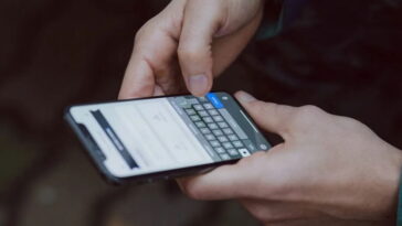Fatigué de taper ton email ? Avec cette astuce iOS, fais-le en deux touches seulement ! 1 Marre de saisir votre adresse e-mail ? Avec cette astuce iOS, vous pouvez le faire en deux touches