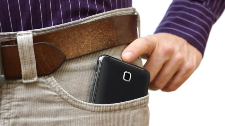 Garder son téléphone dans sa poche pourrait nuire à la qualité du sperme, révèle une nouvelle étude 2 Illustration d'un smartphone dans la poche des pantalons près des testicules