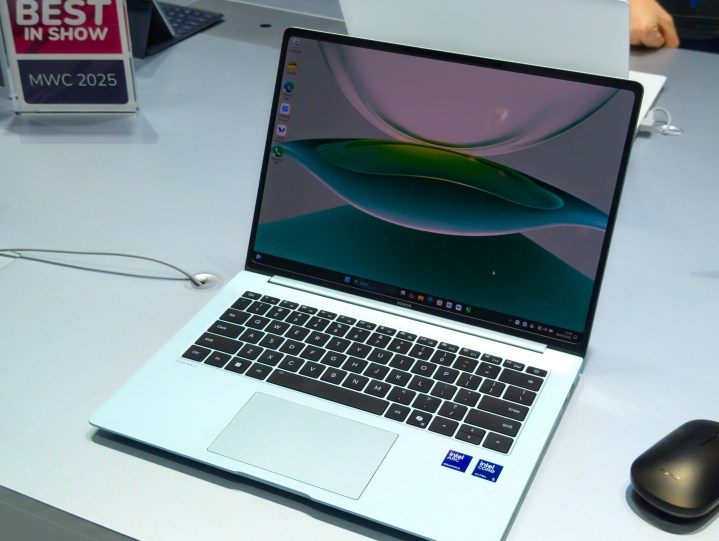 L'Honor MagicBook Pro 14 surpasse le nouveau MacBook Air d'une manière impressionnante 2 The Honor MagicBook Pro 14 in green and white
