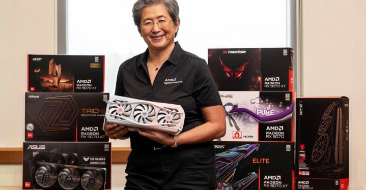La 7900 XTX bat encore la 9070 XT... juste à la limite 2 La PDG d'AMD, Lisa Su, tenant une carte graphique AMD Radeon RX 9070 XT.