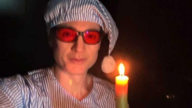 Le guide du sommeil parfait de Bryan Johnson : "Dînez à 17h et allumez des lumières rouges" 1 Le guide du sommeil parfait de Bryan Johnson : "Dînez à 17h et allumez des lumières rouges"