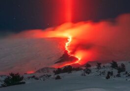 Le phénomène extraordinaire d'un pilier de lumière volcanique émergeant au-dessus de l'Etna : "Un événement rare, mais nous l'avons immortalisé"