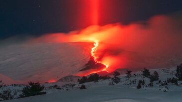 Le phénomène extraordinaire d'un pilier de lumière volcanique émergeant au-dessus de l'Etna : "Un événement rare, mais nous l'avons immortalisé" 24 Le phénomène extraordinaire d'un pilier de lumière volcanique émergeant au-dessus de l'Etna : "Un événement rare, mais nous l'avons immortalisé"