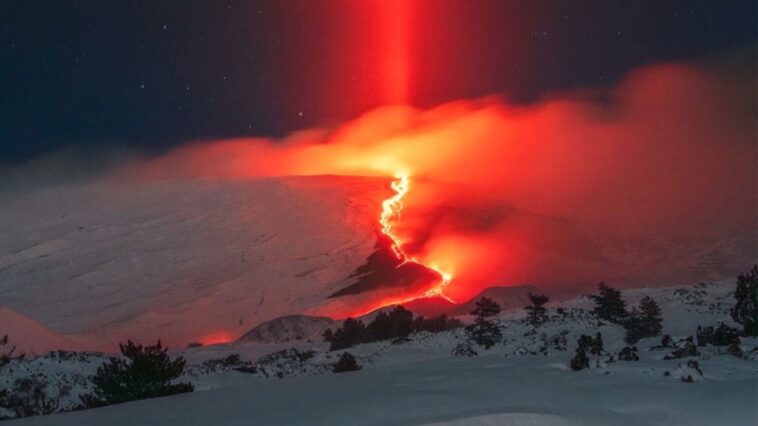 Le phénomène extraordinaire d'un pilier de lumière volcanique émergeant au-dessus de l'Etna : "Un événement rare, mais nous l'avons immortalisé" 1 Le phénomène extraordinaire d'un pilier de lumière volcanique émergeant au-dessus de l'Etna : "Un événement rare, mais nous l'avons immortalisé"