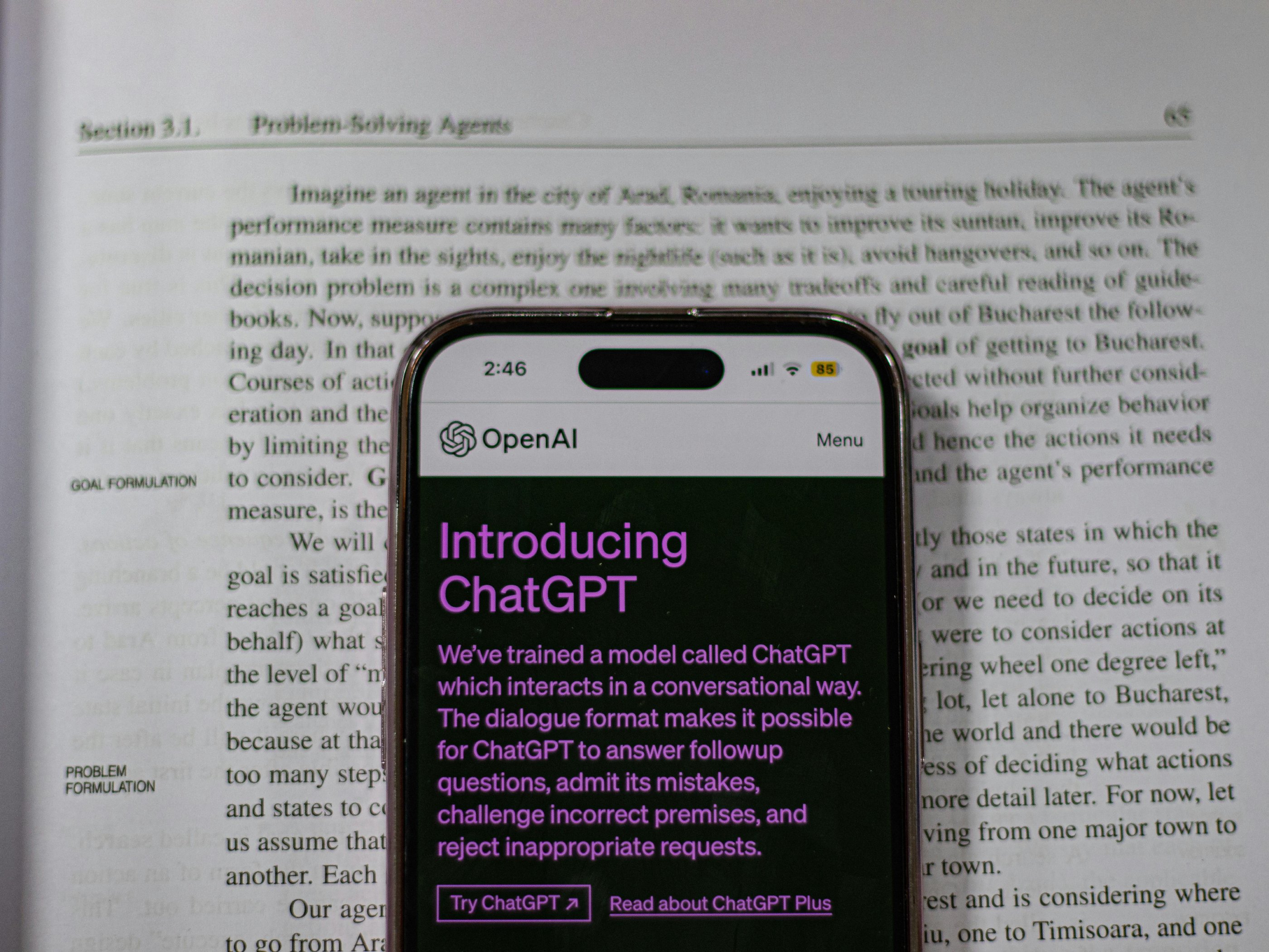 Les humains tombent amoureux de ChatGPT : les experts avertissent que c'est un mauvais présage 3 chatGPT on a phone on an encyclopedia