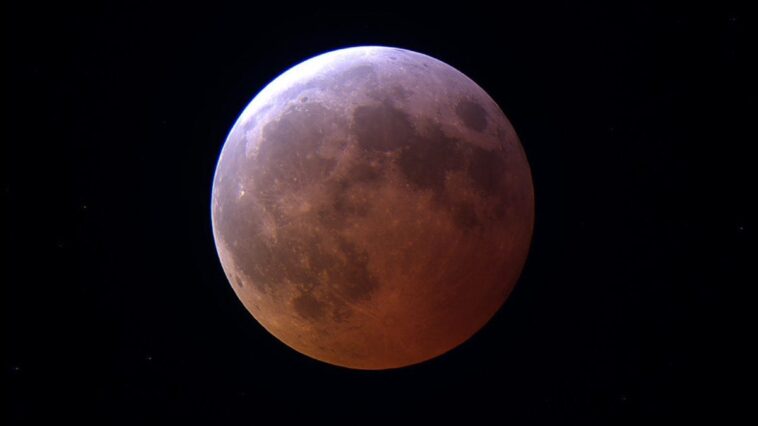 Les magnifiques images de l'éclipse lunaire totale du 14 mars : un spectacle captivant du début à la fin 1 Éclipse de Lune totale du 14 mars. Crédit : Virtual Telescope Project / Gianluca Masi / Daniel Brousseau