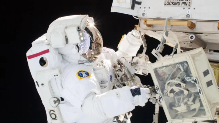 Les vaisseaux spatiaux pourraient avoir besoin d'être plus "sales" pour garantir la santé des astronautes 2 Illustration d'astronautes dans l'espace