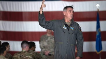 Mike Minihan, général des États-Unis, prédit une guerre cette année : "J'espère me tromper, mais quelque chose en moi me dit que je vais me battre en 2025" 24 Mike Minihan, general de los Estados Unidos, predice una guerra este año: "Ojalá esté equivocado, pero algo en mi interior me dice que lucharé en 2025"