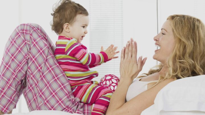 Pourquoi avons-nous oublié notre enfance ? De nouvelles pistes pour comprendre le mystère de la mémoire 2 Une mère jouant avec son bébé, un moment marquant de l'enfance