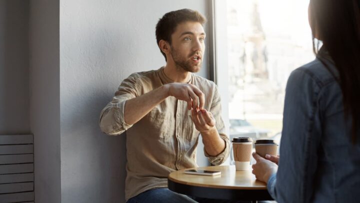 Pourquoi les êtres humains modernes sont-ils capables de parler ? 2 Jeune homme parlant