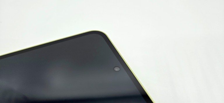 Samsung Galaxy A56 vs. A55 : Comparatif, petites améliorations pour renforcer la complicité 2 Le Samsung Galaxy A55 possède une assez large bordure. (Photo: Sven Wernicke)