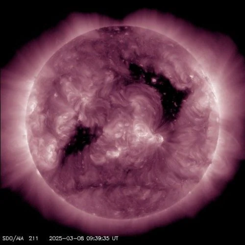Un gigantesque trou coronale s'est ouvert sur le Soleil et se dirige droit vers la Terre : une tempête solaire imminente à surveiller 2 Trous Coronaux Sur Le Soleil
