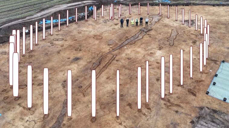 Un cercle en bois vieux de 4 000 ans, semblable à Stonehenge, émerge en Danemark : "Une découverte exceptionnelle" 1 Il cerchio di legno con rappresentazione grafica trovato in Danimarca. Credit: Vesthimmerlands Museum