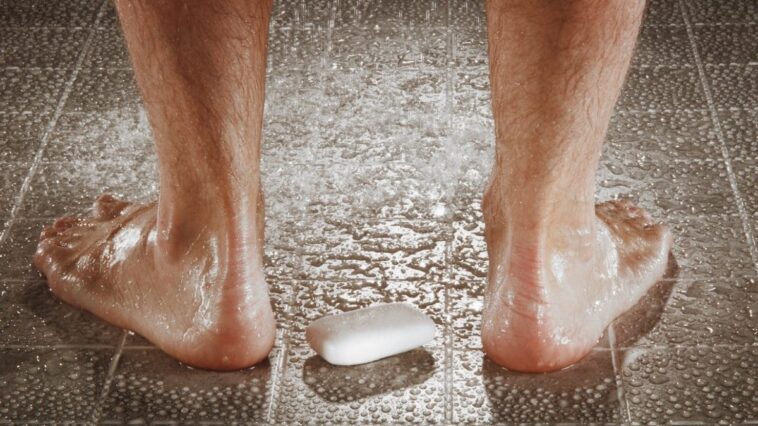 Un premier signe de l'Alzheimer pourrait se manifester sous la douche : attention à ce que vous devez surveiller 1 Immagine