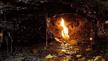 Une flamme brûle depuis des siècles dans une petite grotte abritée par une cascade : découvrez la magie des chutes de la flamme éternelle 9 Credit: Wikipedia