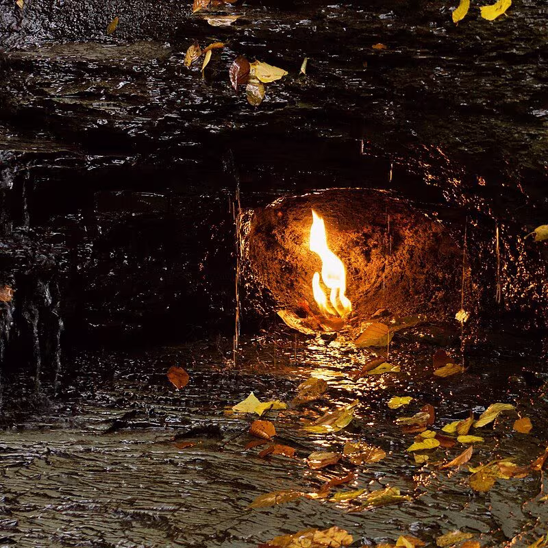 Une flamme brûle depuis des siècles dans une petite grotte abritée par une cascade : découvrez la magie des chutes de la flamme éternelle 2 Credit: Wikipedia