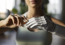 Une main bionique innovante qui reconnaît ce qu'elle touche et s'ajuste automatiquement