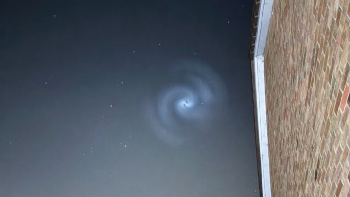Une spirale bleue a illuminé le ciel d'Europe et a suscité l'inquiétude sur les réseaux sociaux. Que s'est-il passé ? 2 Spirale bleue dans le ciel