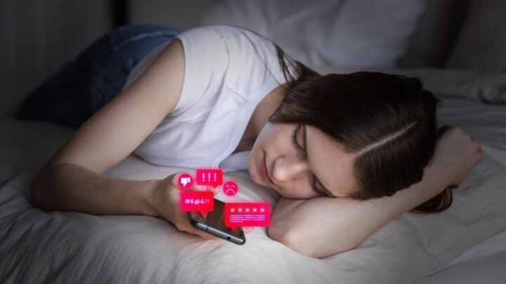 Ce geste apparemment simple pourrait augmenter le risque d'insomnie 4 Fille avec son smartphone, au lit, sur les réseaux sociaux.