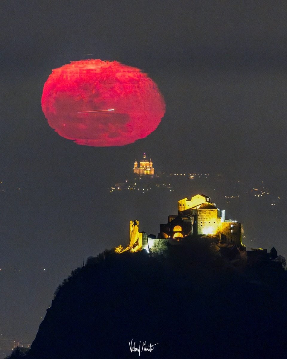 La Lune, le Piémont et l'avion : la photo magnifique de Valerio Minato récompensée par la NASA 3 La prise de vue complète. Crédit : Valerio Minato