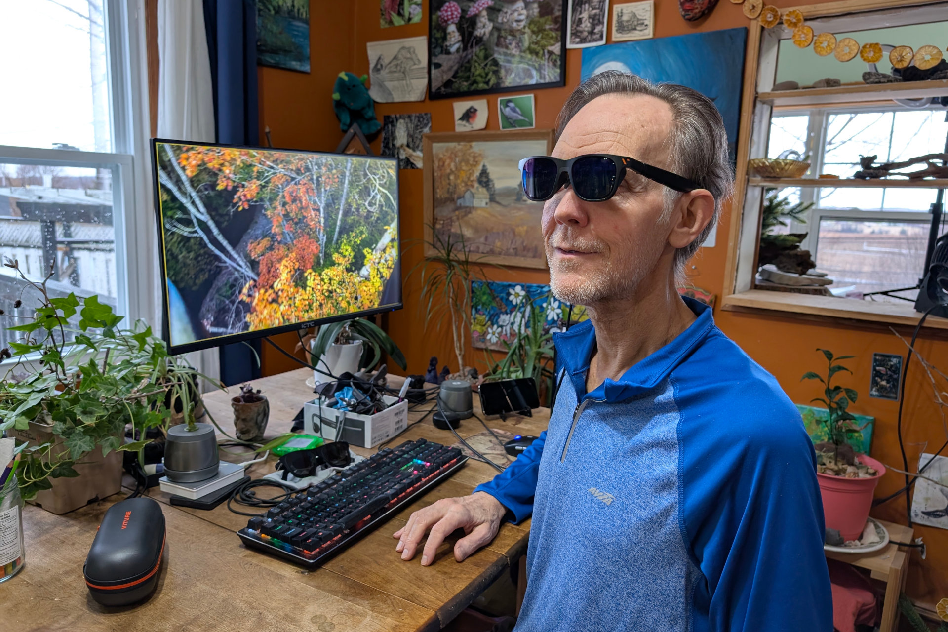 J'ai été époustouflé par ces lunettes intelligentes qui transforment n'importe quelle vidéo en expérience 3D 3 Alan Truly regarde une vidéo YouTube en Viture Immersive 3D.