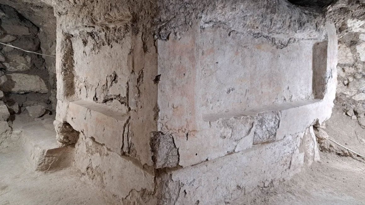 Un autel mystérieux découvert dans une ancienne cité maya lève le voile sur un changement de pouvoir controversé 3 L'autel découvert dans l'ancienne ville Maya de Tikal : encore visibles les traces de la peinture qui le décorait / Photo de Edwin Román Ramírez