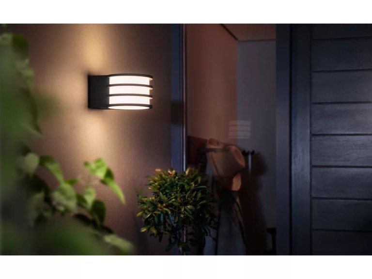 Éclairage de balcon intelligent : créez une ambiance chaleureuse avec Philips Hue 5 Lucca convient aussi pour les balcons, si une alimentation murale est disponible. (Photo : Signify)