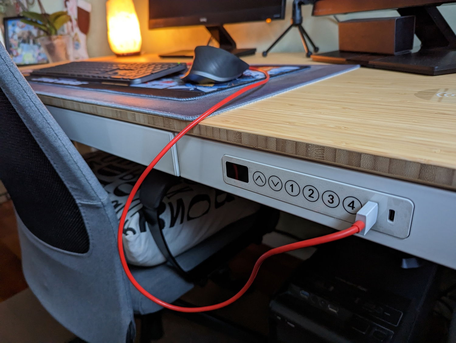 Les 8 meilleurs bureaux réglables et comment choisir le vôtre 8 Flexispot Q8 charge clavier