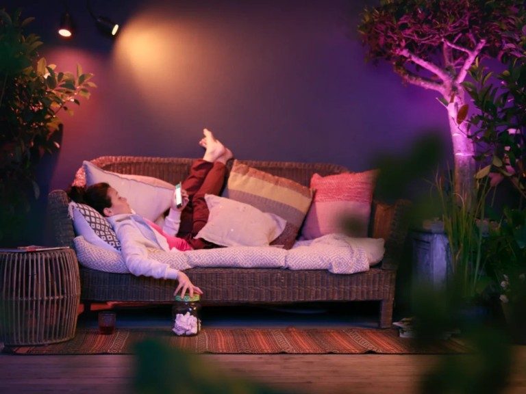 Éclairage de balcon intelligent : créez une ambiance chaleureuse avec Philips Hue 6 Un Lightstrip s’installe rapidement et diffuse une lumière indirecte agréable. (Photo : Signify)