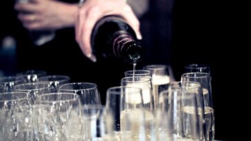 Boire du champagne protège le cœur contre l'arrêt cardiaque le lien surprenant révélé par une étude 4 Immagine
