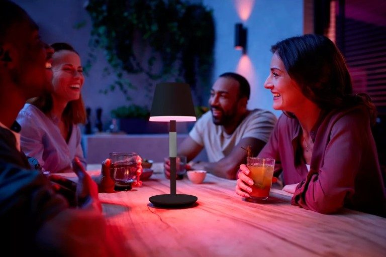 Éclairage de balcon intelligent : créez une ambiance chaleureuse avec Philips Hue 3 La Hue Go comme lampe de table est très flexible. Idéale pour le balcon. (Photo : Signify)