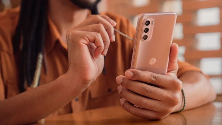 Enfin, Samsung va être confronté à un véritable concurrent avec... un stylet ! 1 Motorola se prépare à rivaliser...