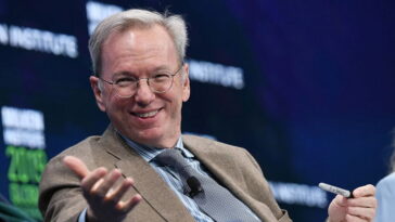 Eric Schmidt, ancien CEO de Google, estime que votre prochaine petite amie sera une IA et cela suscite des inquiétudes : 'Ils ne sont pas prêts pour ça'