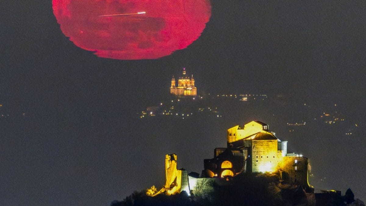 La Lune, le Piémont et l'avion : la photo magnifique de Valerio Minato récompensée par la NASA 2 Un extrait du magnifique cliché de Valerio Minato récompensé par la NASA. Crédit : Valerio Minato