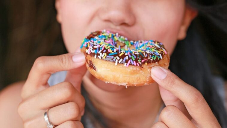 Plus vous consommez d'aliments ultra-transformés, plus votre risque de mort prématurée augmente, révèle une étude 1 Immagine